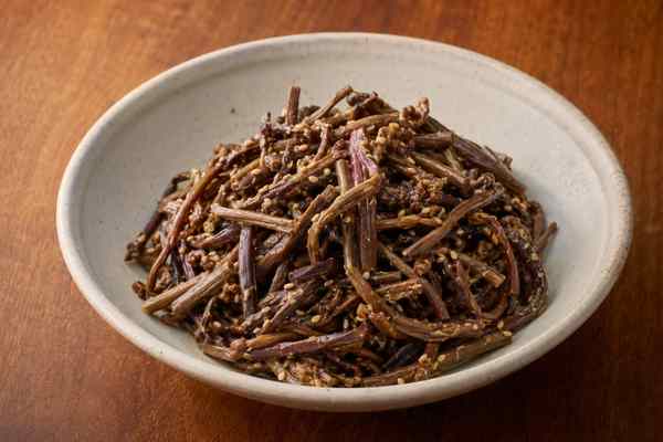 Finished Gosari Namul Seasoned Fernbrake presented in a warm Korean dining setting.